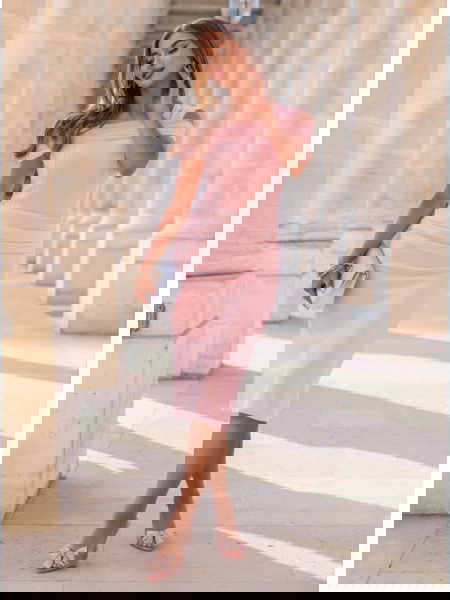 Pudrowa dopasowana sukienka... 2