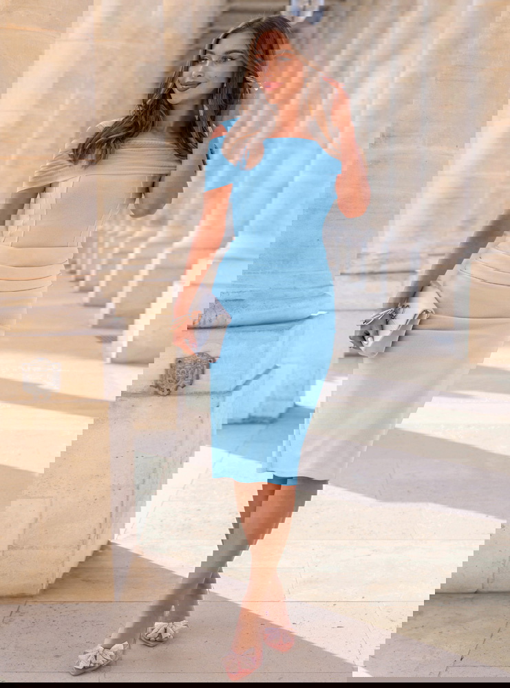 Błękitna dopasowana sukienka z...