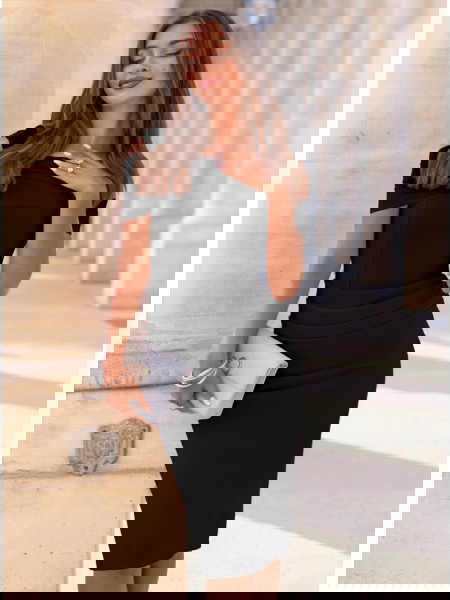 Czarna dopasowana sukienka...