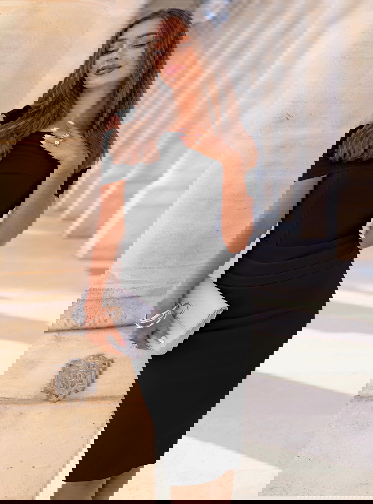 Czarna dopasowana sukienka z...