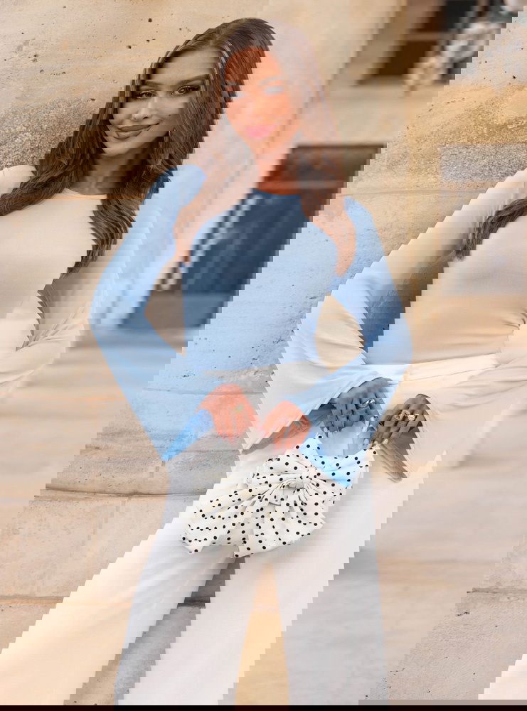 Błękitna bluzka z szerokimi rękawami...