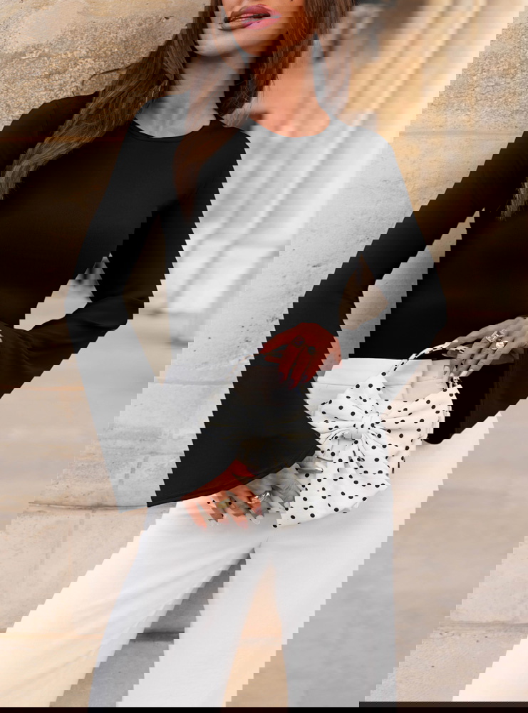 Czarna bluzka z szerokimi rękawami...