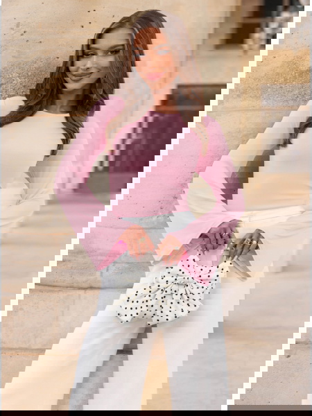 Pudrowa bluzka z szerokimi...