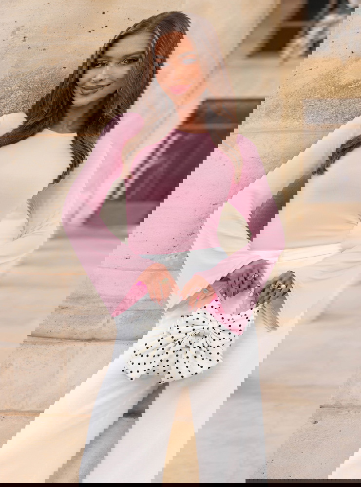 Pudrowa bluzka z szerokimi rękawami...