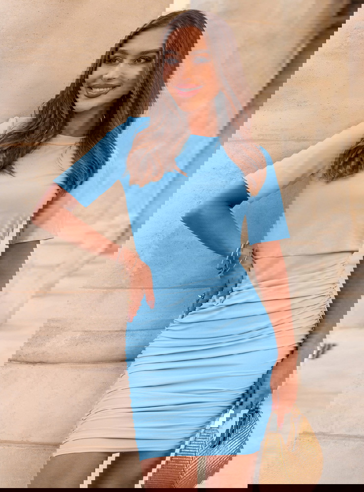 Błękitna dopasowana sukienka mini...