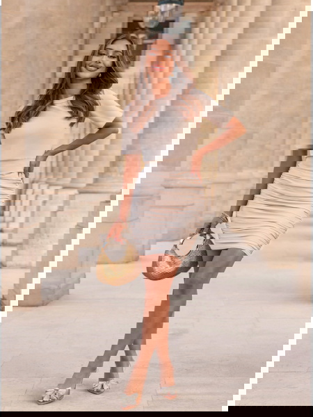 Beżowa dopasowana sukienka...