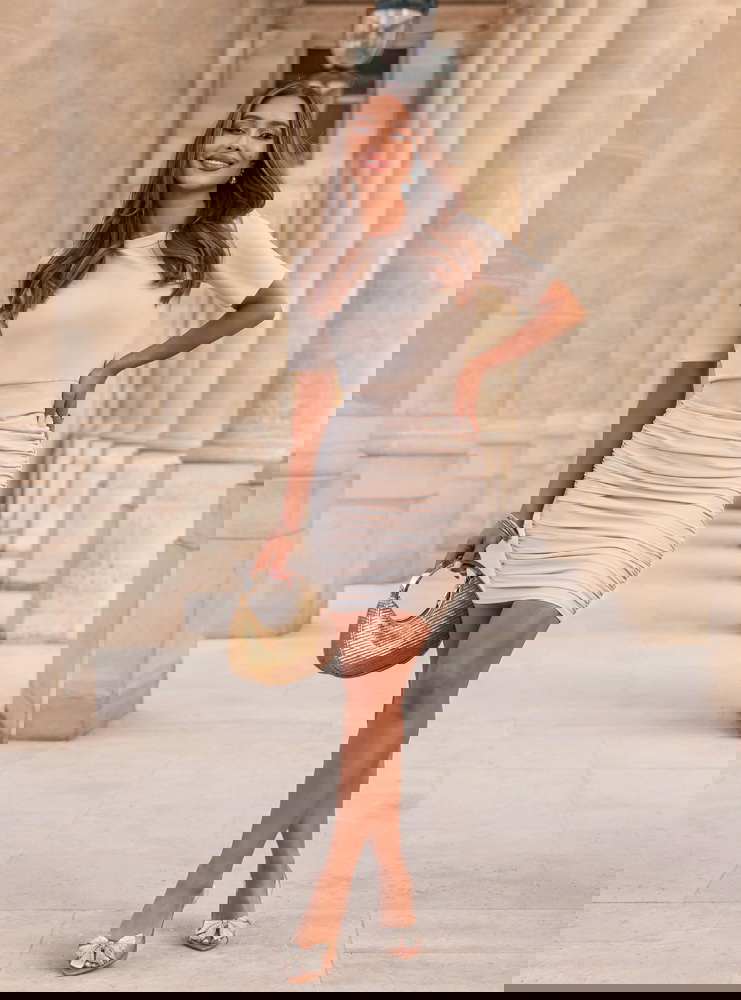 Beżowa dopasowana sukienka mini Charleyy