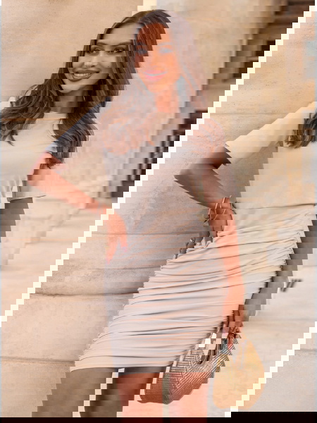 Beżowa dopasowana sukienka... 2