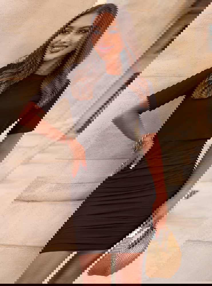 Czekoladowa dopasowana sukienka mini...