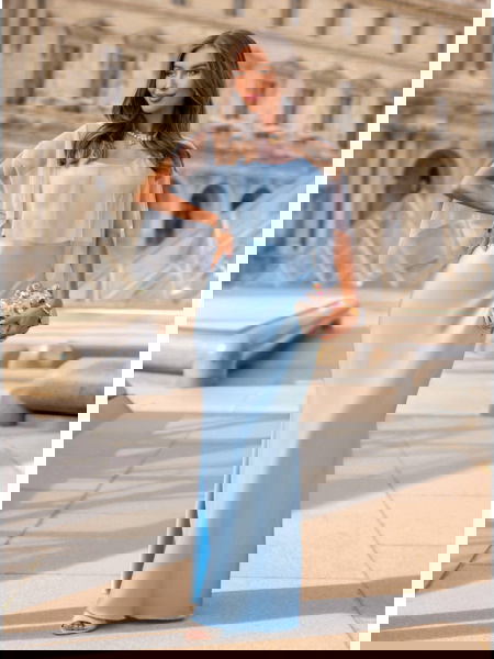 Błękitna satynowa sukienka... 2