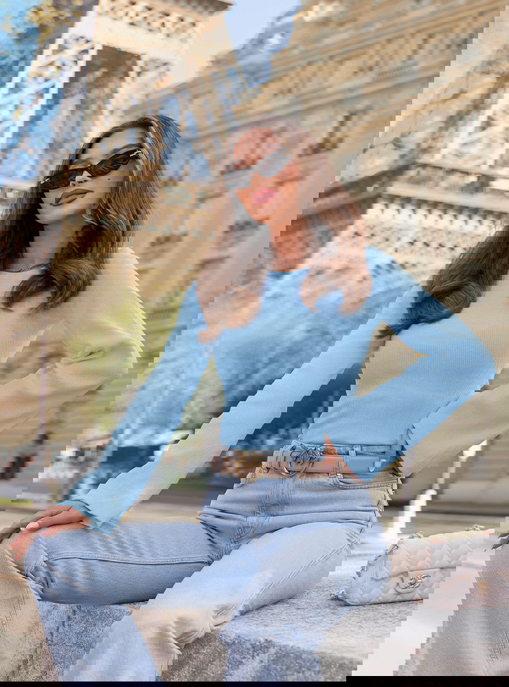 Błękitna prążkowana bluzka z...