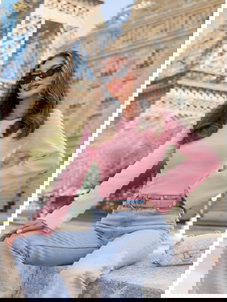 Pudrowa prążkowana bluzka z...