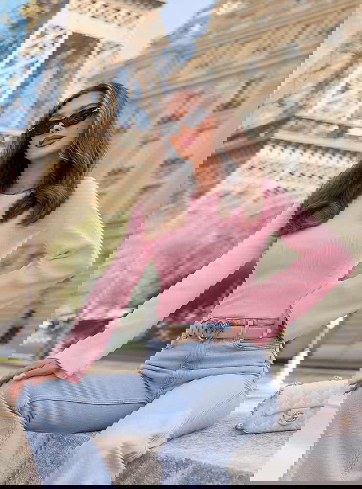 Pudrowa prążkowana bluzka z...