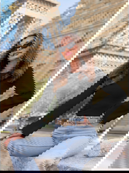 Czarna prążkowana bluzka z...