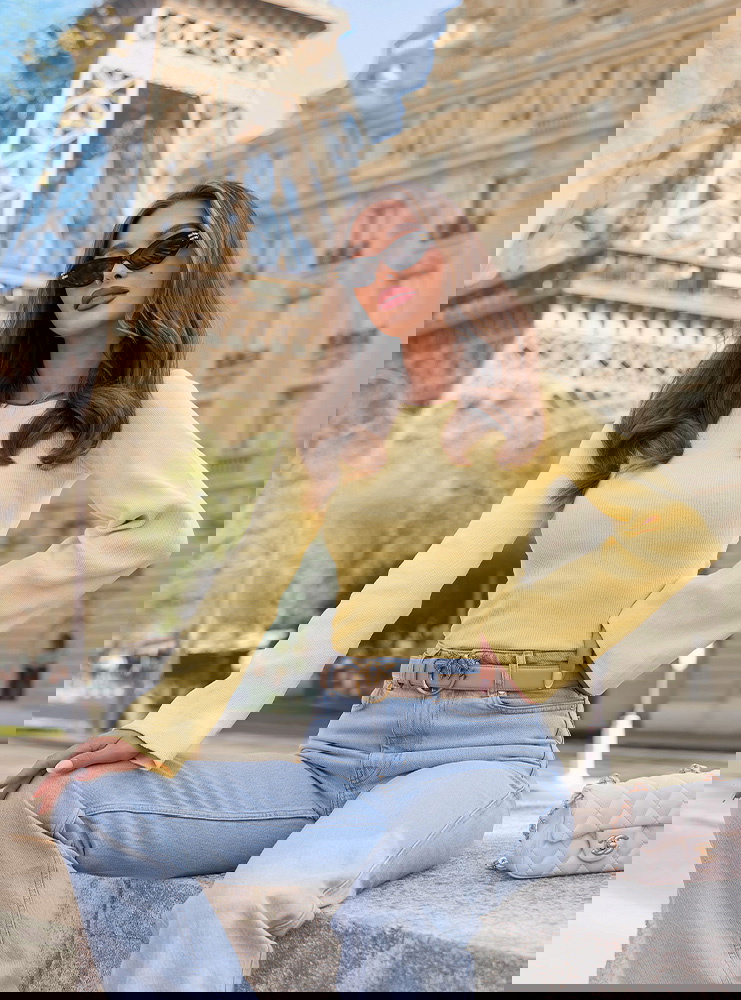 Prążkowana bluzka z rozszerzanym...