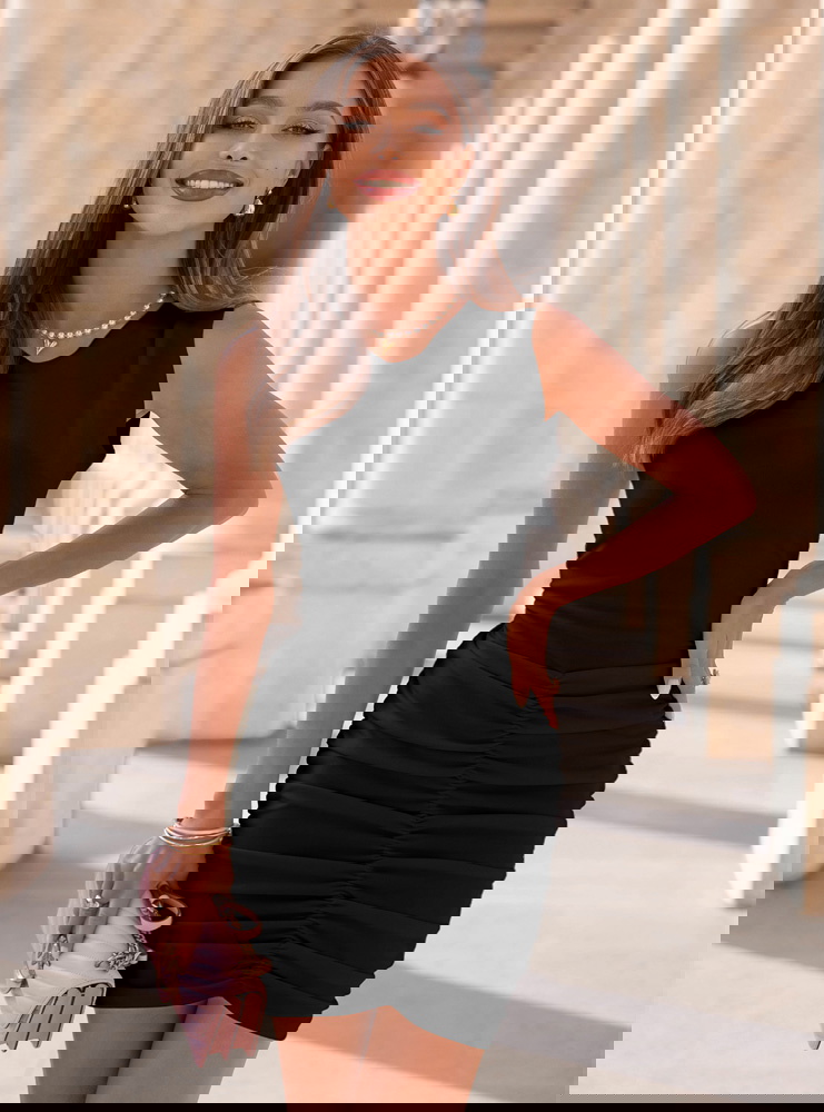 Czarna sukienka mini z marszczeniami...