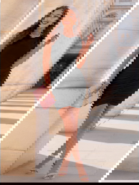 Czarna sukienka mini z... 2