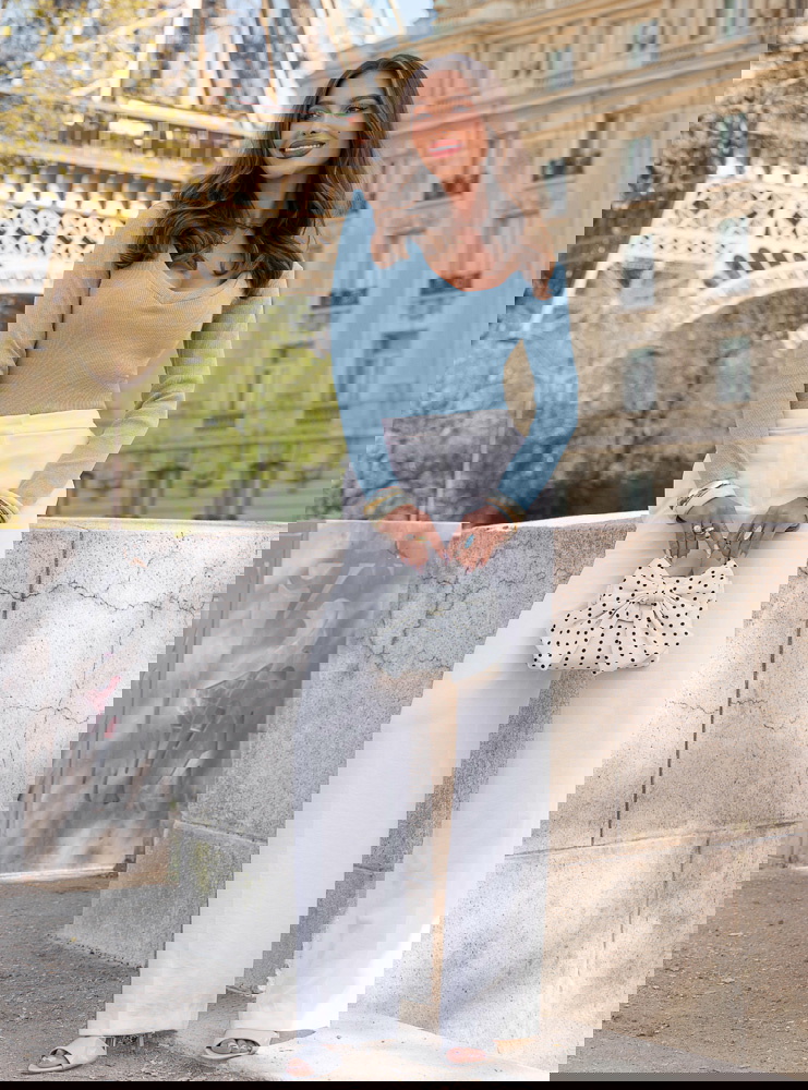 Błękitna prążkowana bluzka z dekoltem...