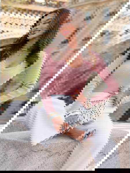 Pudrowa prążkowana bluzka z...