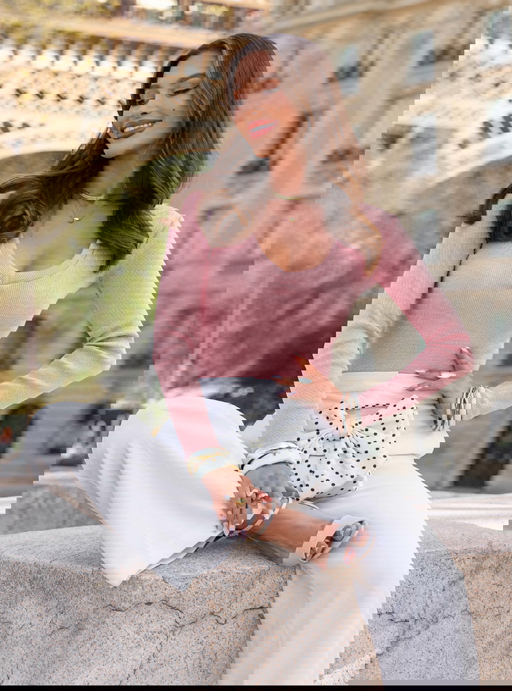 Pudrowa prążkowana bluzka z dekoltem...