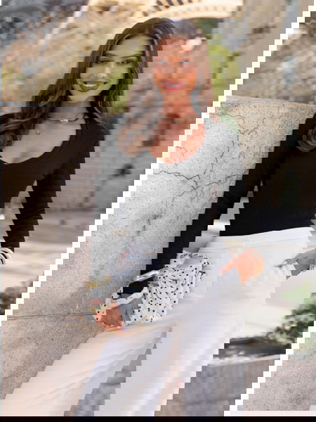 Czarna prążkowana bluzka z... 2