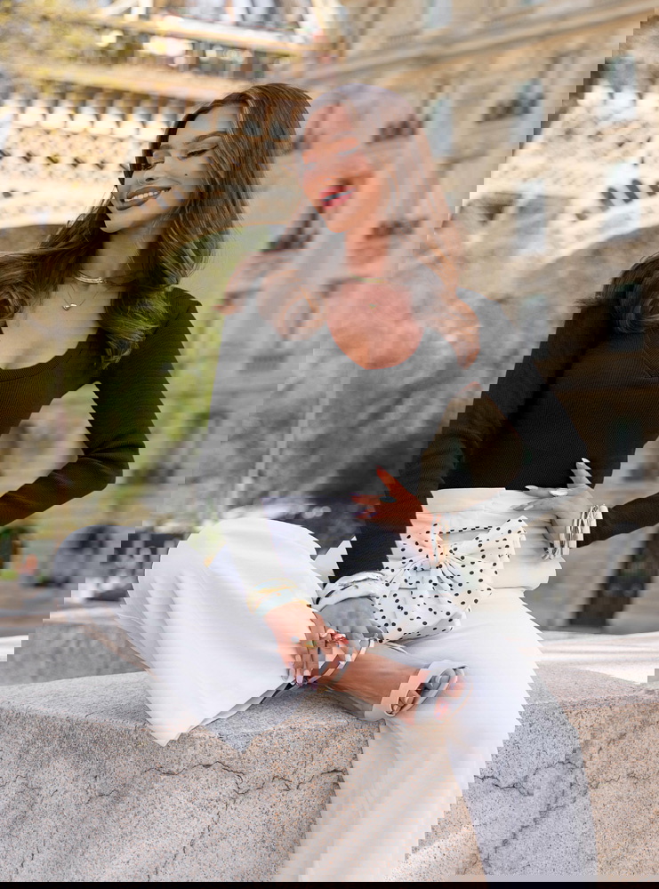 Czarna prążkowana bluzka z dekoltem w...