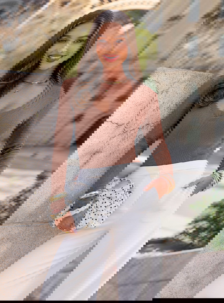 Prążkowana bluzka z dekoltem w serek...