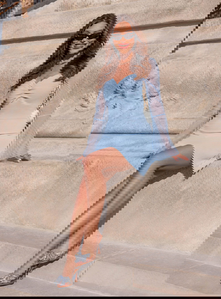 Błękitna sukienka z tiulowymi...