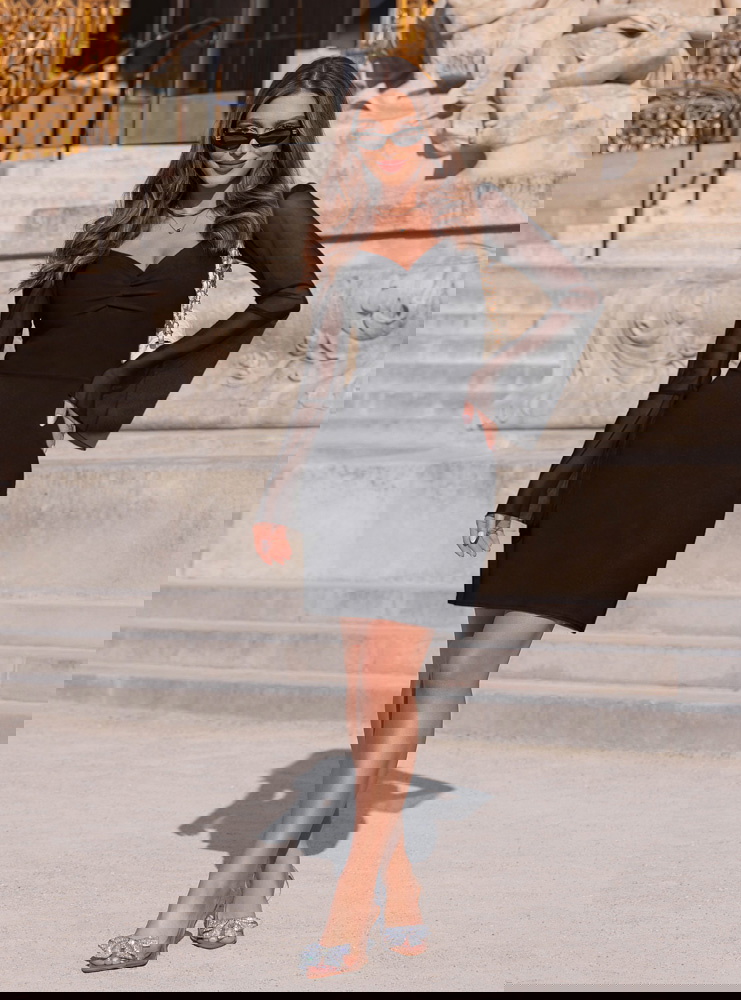 Czarna sukienka z tiulowymi rękawami...