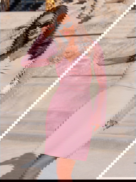 Pudrowa sukienka z...