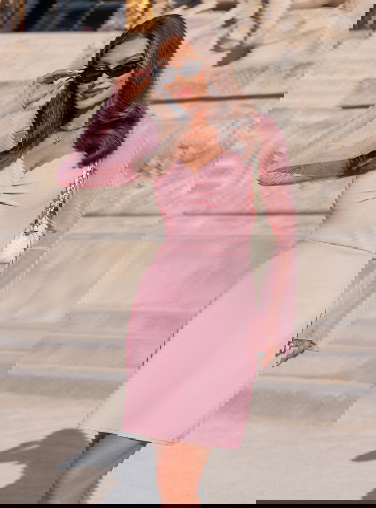 Pudrowa sukienka z tiulowymi rękawami...