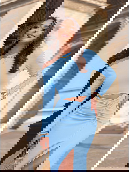 Błękitna sukienka z...