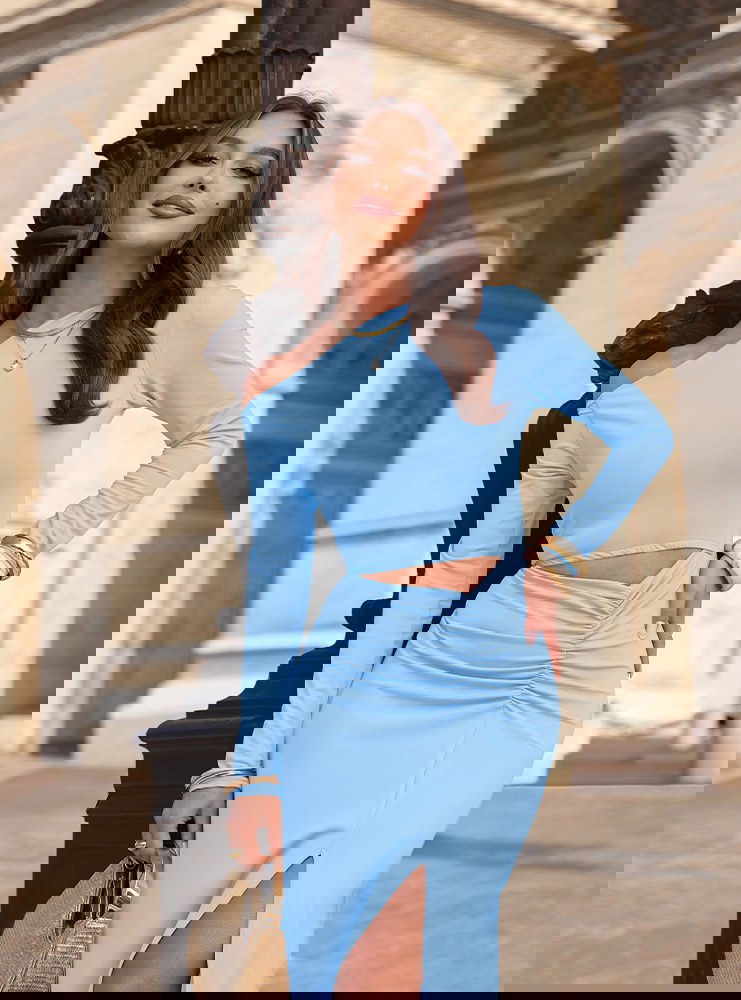 Błękitna sukienka z wycięciem na...