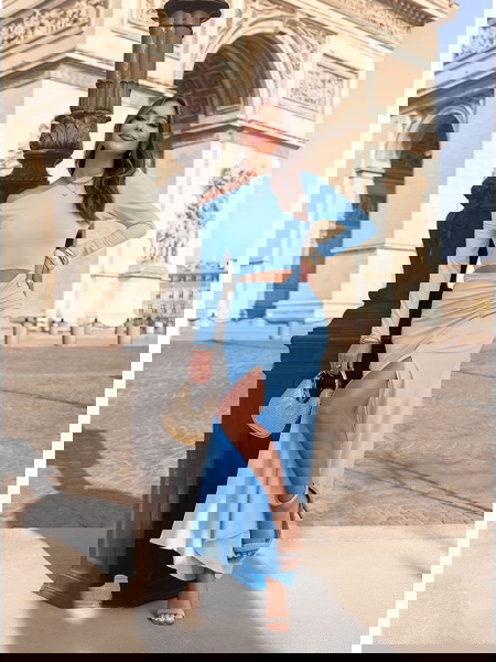 Błękitna sukienka z... 2