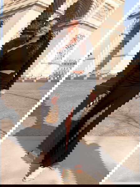 Czarna sukienka z wycięciem...