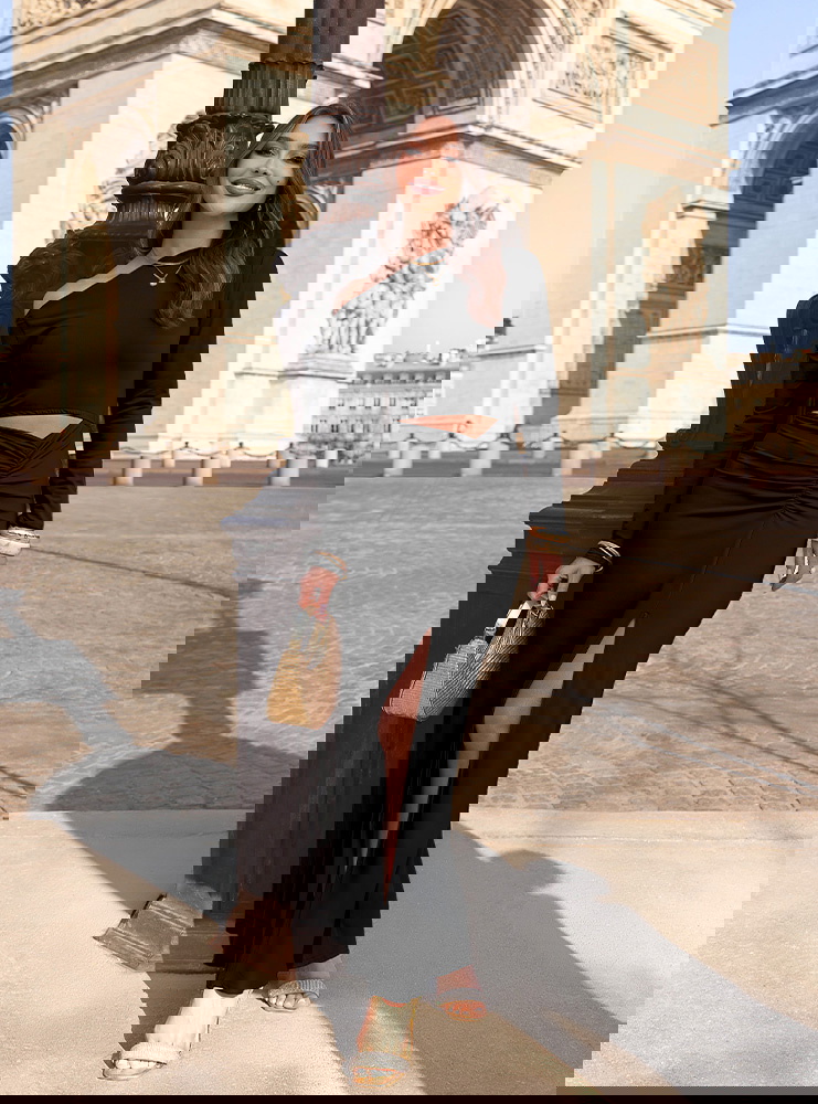 Czarna sukienka z wycięciem na...