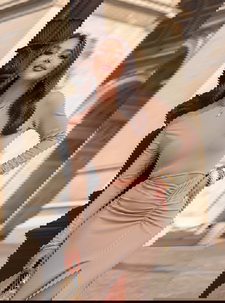 Beżowa sukienka z wycięciem na...