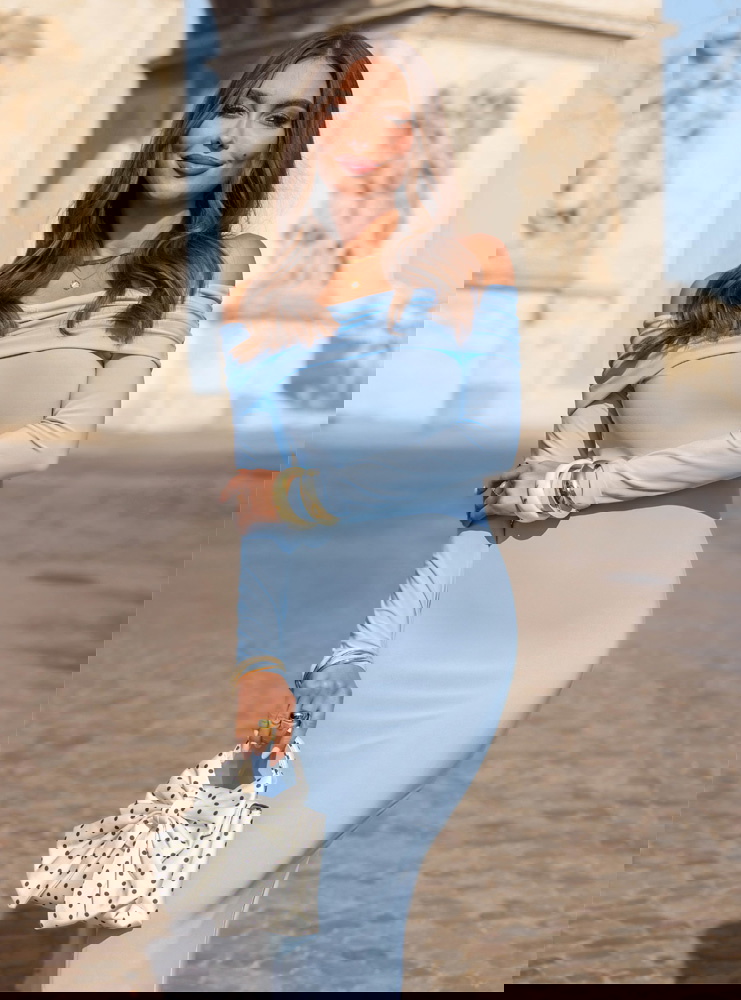 Błękitna dopasowana sukienka z...