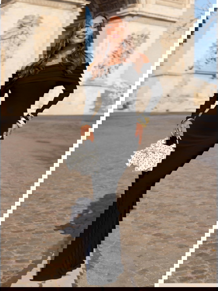 Czarna dopasowana sukienka... 2