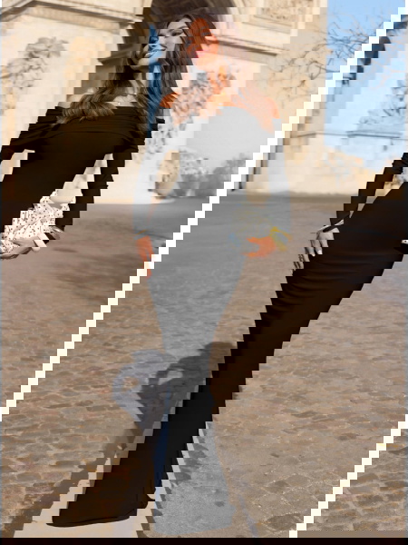 Czarna dopasowana sukienka...