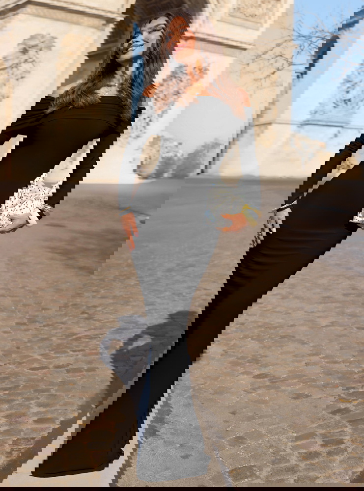 Czarna dopasowana sukienka z...