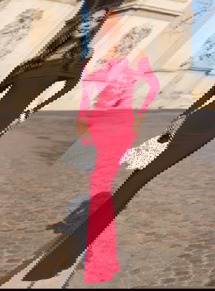 Malinowa dopasowana sukienka z...