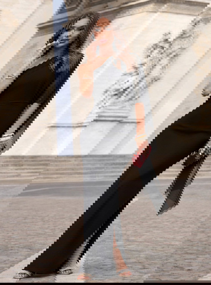 Czarna długa sukienka na jedno ramię...