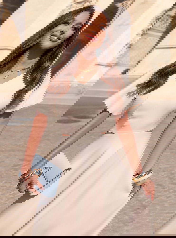 Beżowa sukienka midi rozkloszowana...