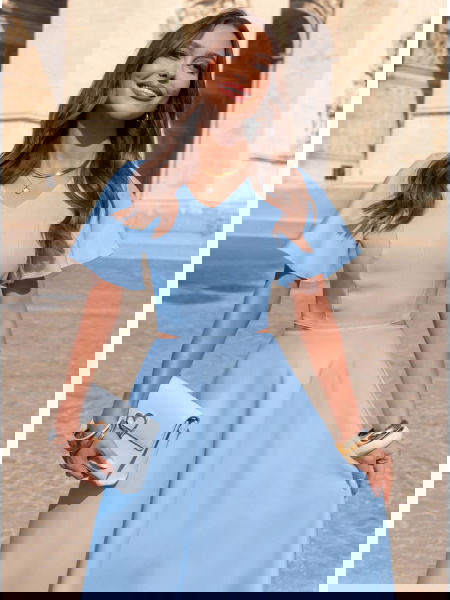 Błękitna sukienka midi... 2