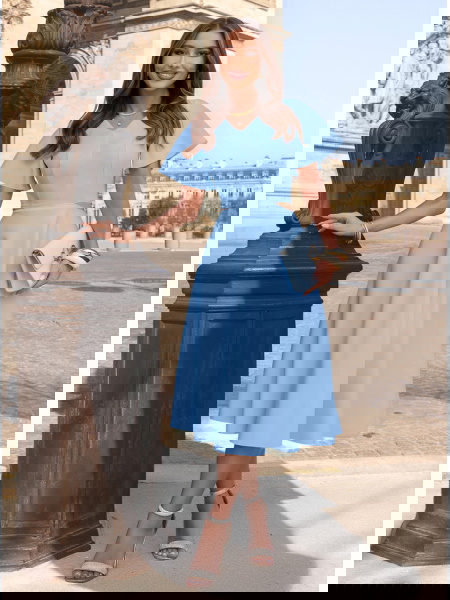 Błękitna sukienka midi...