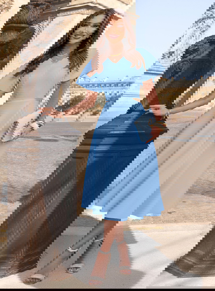 Błękitna sukienka midi rozkloszowana...