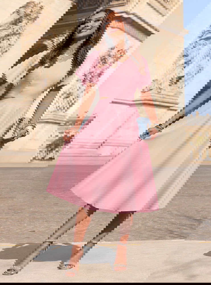 Pudrowa sukienka midi rozkloszowana...