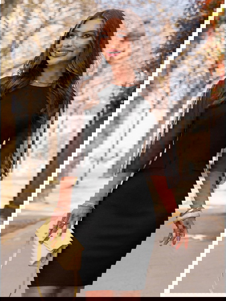 Czarna dopasowana sukienka...