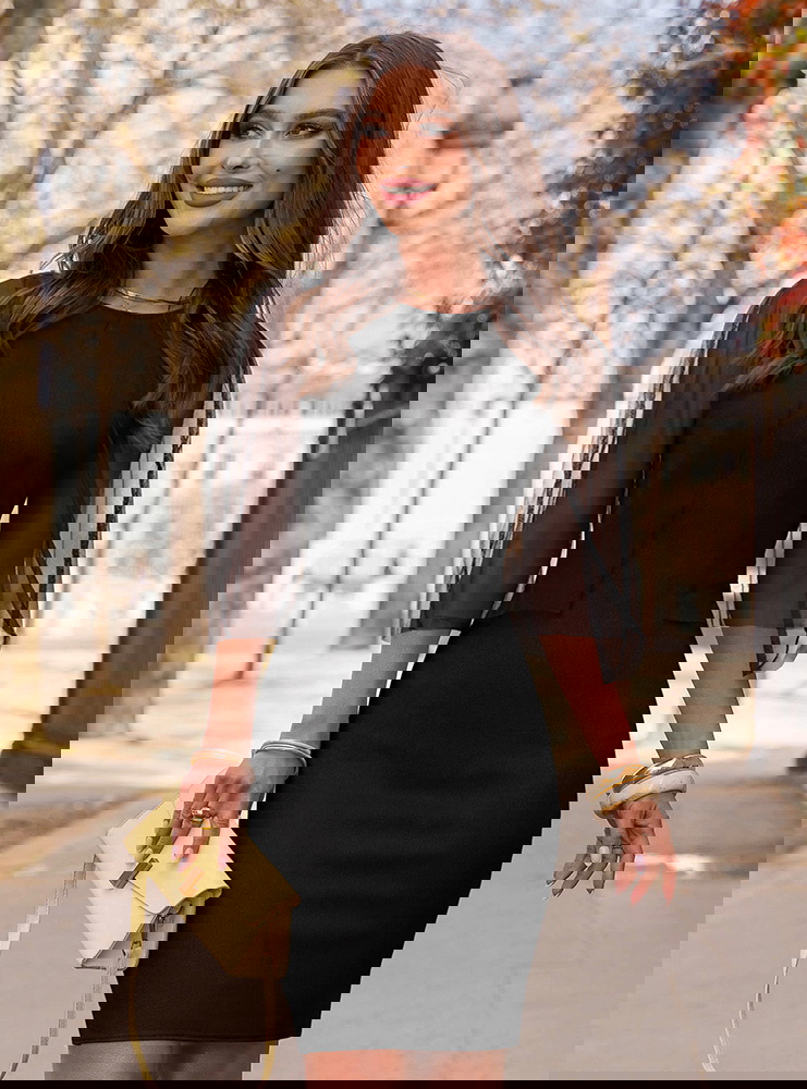 Czarna dopasowana sukienka mini z...